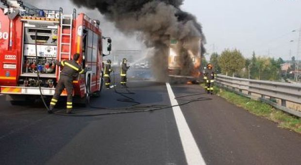 Camion in fiamme tra Roma e Napoli: traffico bloccato sull'Autosole