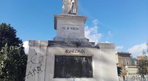 Monumenti vandalizzati in Villa comunale, i Verdi accusano la Soprintendenza
