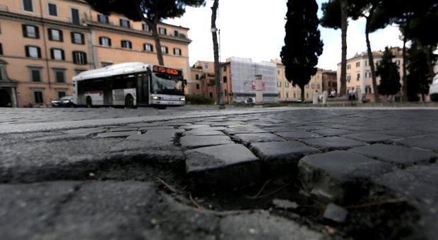 Roma, cantieri bloccati, l'assessore Gatta in bilico. Raggi: cambio di passo