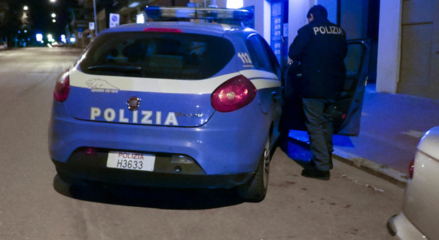 Roma, forbici e coltelli: rapinava donne sole a San Giovani, arrestato 48enne