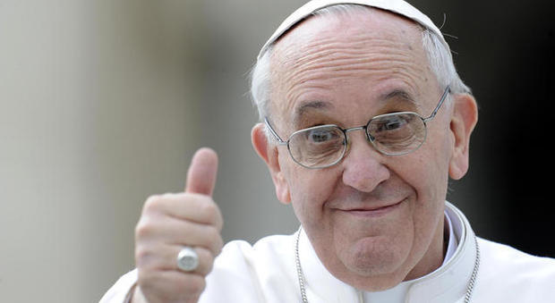 Striscione in napoletano per il Papa: «Francè, noi ti vogliamo bene»