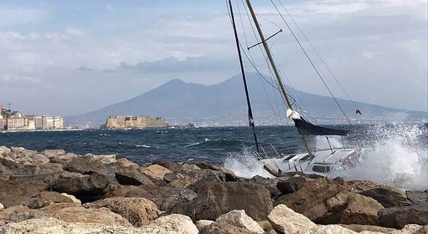 Maltempo, sul lungomare di Napoli le onde scaraventano la barca sugli scogli