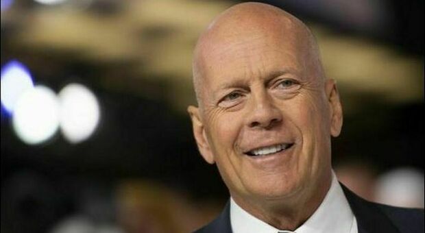 Bruce Willis, i segni della malattia e gli incidenti sul set, sparò proiettili veri e una volta chiese: «Che ci faccio qui?»