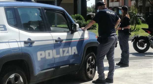 Fermo, distraggono il tabaccaio e rubano dalla cassa 4mila euro: indagini lampo della polizia, denunciate due ragazze