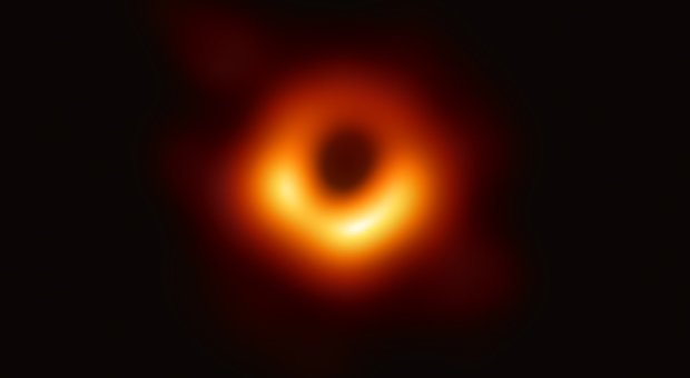 Buco nero fotografato, è la prima volta: «Ecco Messier 87». Si trova a 55 milioni di anni luce da noi DIRETTA