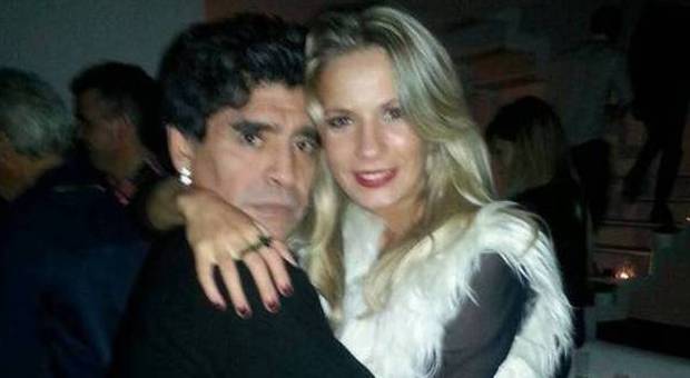 Maradona abbracciato ad Eva, nuovo flirt per l'ex campione