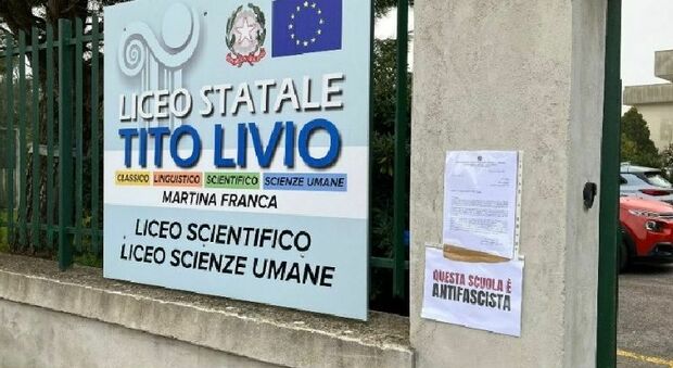 Dalla Puglia solidarietà alla preside di Firenze: la lettera affissa davanti a tre scuole