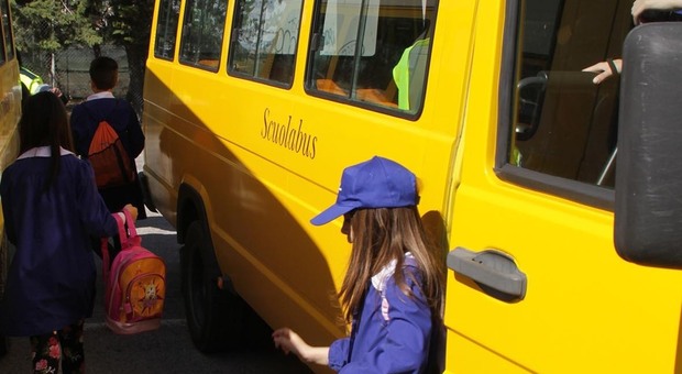 Bambino dimenticato per otto ore sullo scuolabus: scatta una doppia inchiesta
