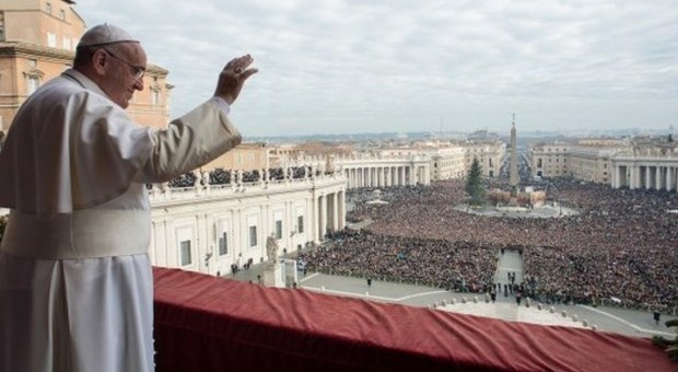 Il Papa all'Angelus: "Preghiamo per i Cristiani perseguitati". E ringrazia per gli auguri ricevuti