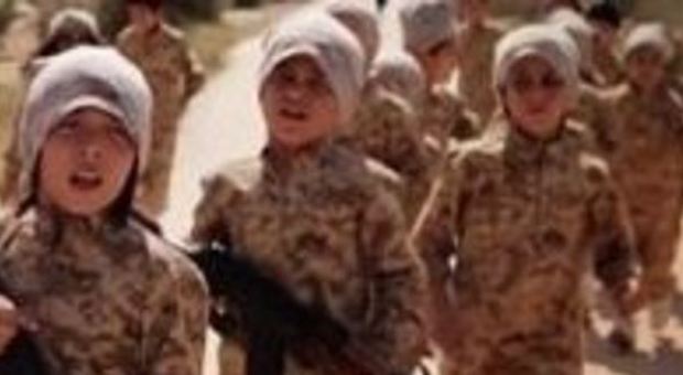 Isis, 14 bambini-kamikaze addestrati dai jihadisti muoiono sulle auto bomba