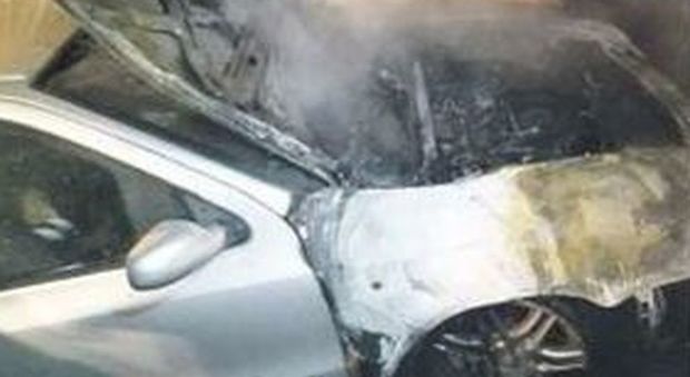 Auto in fiamme, paura e giallo: «Un guasto, ero in ospedale»