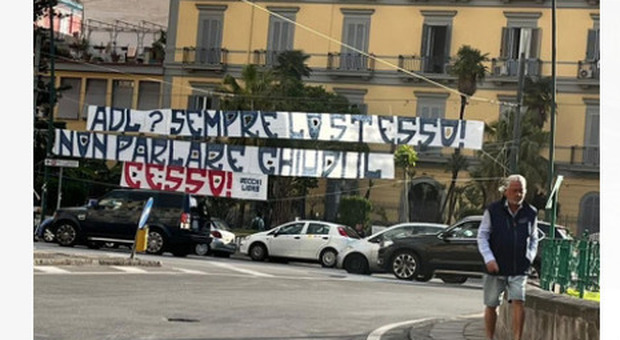 Napoli, la guerra degli striscioni: insulti in piazza a De Laurentiis