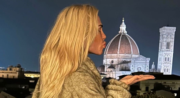 Ilary Blasi, viaggio a Firenze senza Bastian: la sorpresa dell'hotel e il bacio alla cupola del Brunelleschi