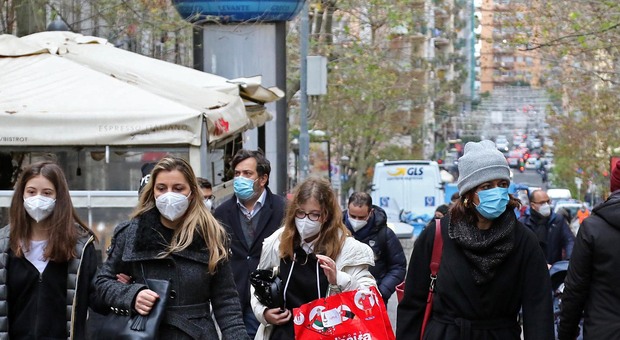 Covid, Pregliasco: mascherine e distanze rimarranno in eredità nei prossimi anni post-pandemia