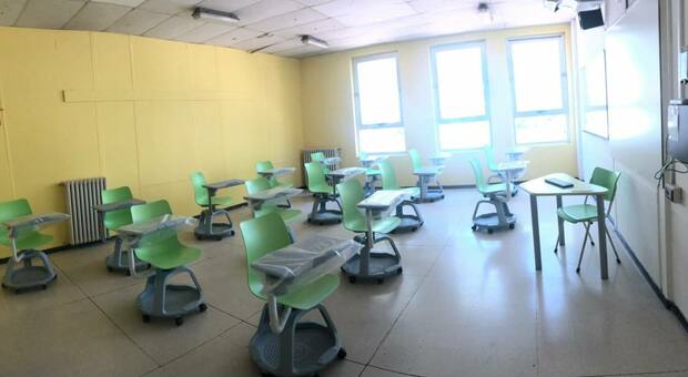 Un'aula vuota con i banchi a rotelle in una scuola perugina. A Bettona domani classe della primaria casa per lo sciopero anti Green pass