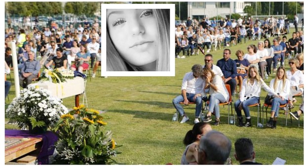 Mille amici per l'ultimo saluto a Vittoria: in sottofondo la voce registrata della 14enne morta in Vespa