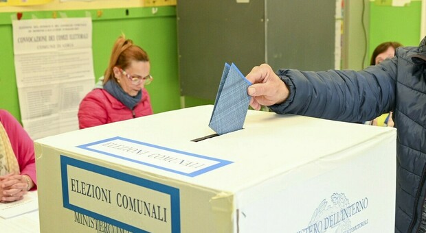 Elezioni comunali diretta, affluenza alle 23 in calo: è al 46%, giù di circa 14 punti rispetto alla tornata precedente. Oggi si vota fino alle 15