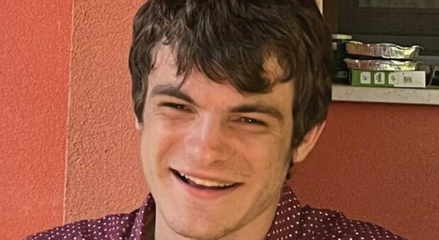 Studente di 21 anni morto nel sonno: Francesco Spadoni trovato senza vita a letto. L'allarme dato dagli amici
