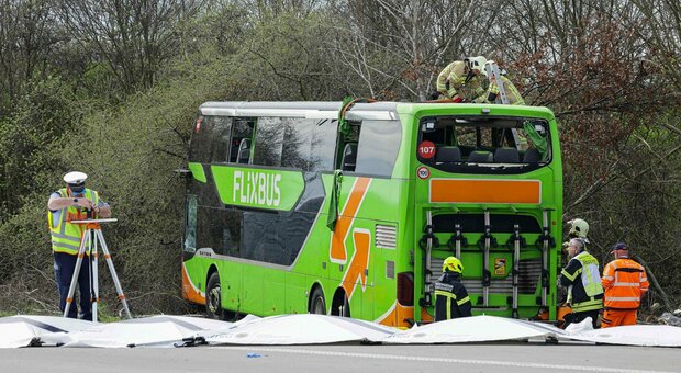 Germania, Flixbus perde il controllo e si ribalta a Lipsia: almeno cinque morti