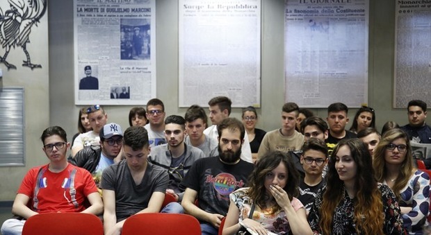 Gli studenti dell'istituto superiore Stefanelli in visita al Mattino | Fotogallery