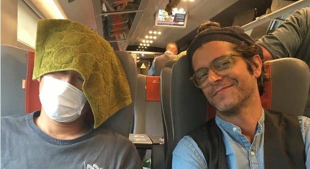 Samuele Bersani condivide foto del giapponese sul treno: «Imparanoiato dai microbi»