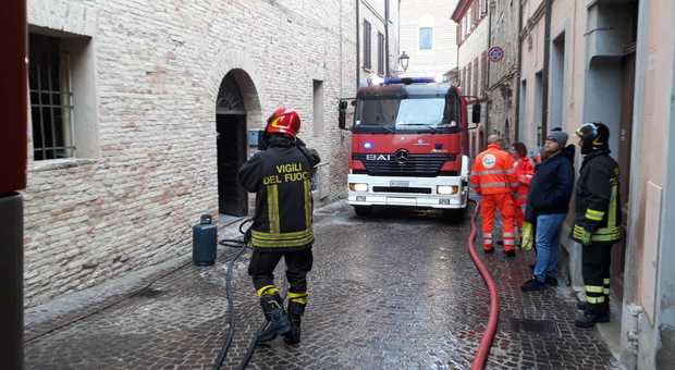 Potenza Picena, scoppia l'incendio nella sala contatori: residenti un fuga