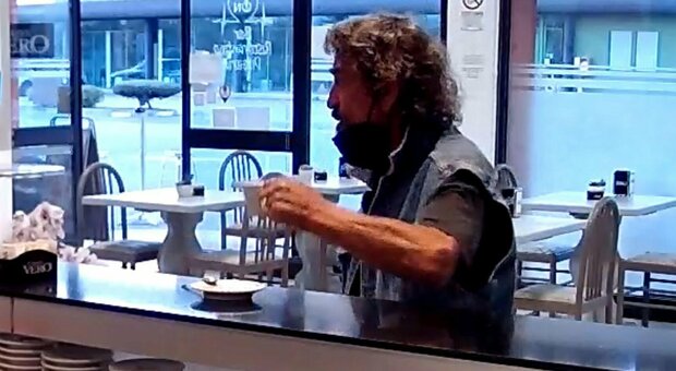 Un frame del video in cui Pellizzari beve il caffè