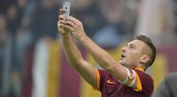 Lotito attacca il 'selfie' di Totti. "Inopportuno e fuori luogo"