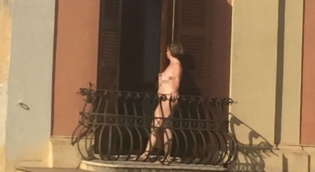 Roma, la turista in posa nuda sul balcone dell'hotel in via del Tritone