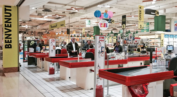 «A casa il primo maggio», scoppia l'applauso dei 200 addetti dell'Auchan