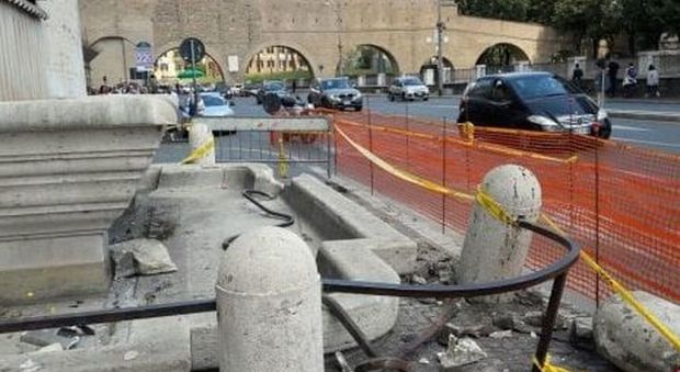 Bus finisce contro la fontana di piazza Pia: ferito l'autista