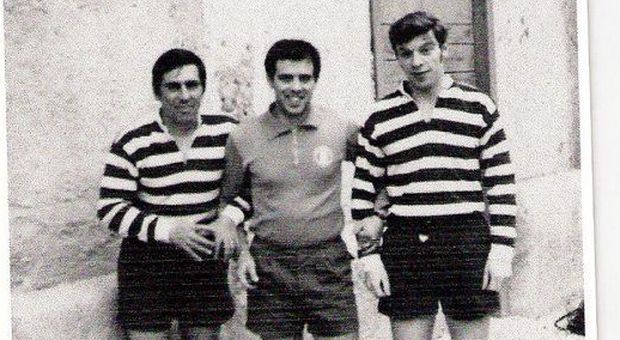 Mario Angelantoni, al centro in divisa da arbitro, in una foto datata tra i giocatori dell'Aquila Rugby Scipioni (a sin.) e Fugaro