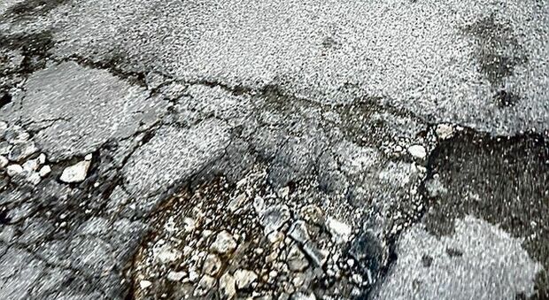 Strade e asfalto, a Lecce troppe buche: in arrivo il robot “ripara-zolle”