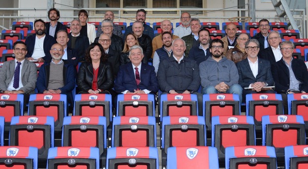 Il gruppo di soci della Rugby Rovigo che ha partecipato all'assemblea e in primo piano il nuovo direttivo