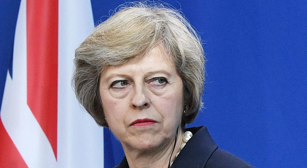 Furgone sui passanti a London Bridge: Theresa May convoca comitato d'emergenza