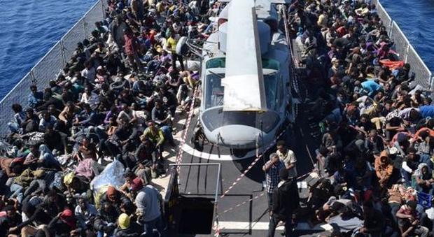 Migranti, è emergenza: blocco dei porti in Italia alle navi straniere
