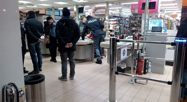 La polizia dentro il supermercato Conad dopo il colpo