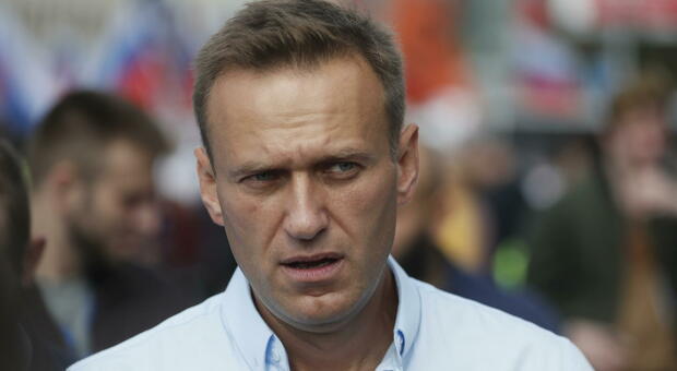 Navalny, ai suoi medici viene impedito di visitarlo. Solo il legale lo ha visto: «Sta molto male»