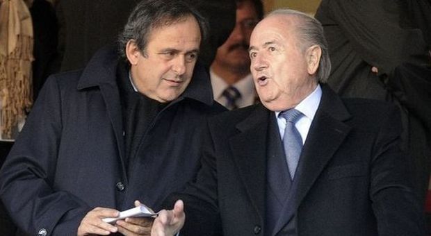 Scandalo Fifa, Sepp Blatter dribbla le accuse: "Soldi dati a Platini? Accordo tra gentiluomini"