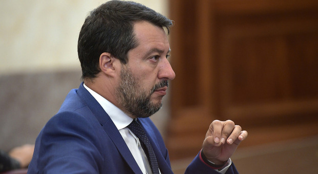 Matteo Salvini al Senato senza mascherina al convegno dei "negazionisti" del Covid: invitato a indossarla si rifiuta