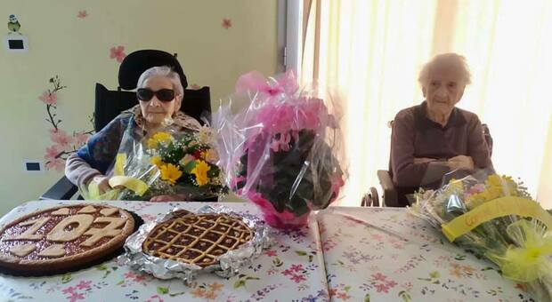 Nonna Pierina festeggia 107 anni accanto all'amica del cuore di 105: compleanno record nella casa di riposo