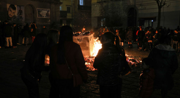 Napoli, assembramenti durante il «cippo» di Sant’Antonio, denunciato un giovane per resistenza