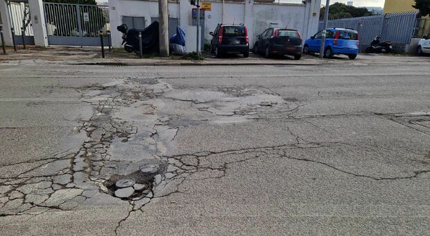 Buche e crepe sull'asfalto dopo la pioggia, il Comune di Ancona: «Per le strade pronti 4,5 milioni»