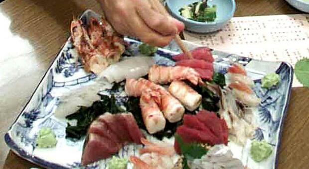 Sushi «low cost» a Napoli, 10 intossicati: chiuso locale a Chiaia