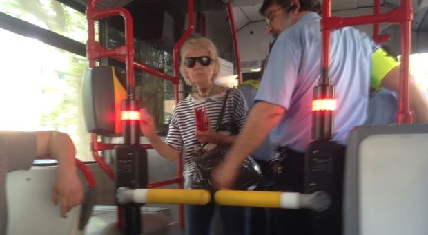 Roma, Bus: a bordo arriva il tornello, in 4 per far timbrare il ticket