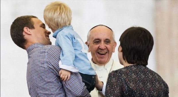 Papa: «Famiglia è solo tra uomo e donna. L'aborto selettivo? Come i medici nazisti»