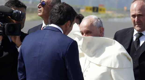 Papa Francesco va in Corea del sud, a Fiumicino il saluto di Renzi