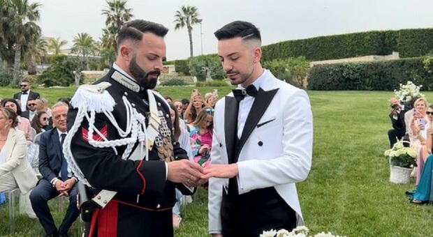 Puglia, le nozze del carabiniere Angelo e del parrucchiere Giuseppe: il picchetto d'onore dei militari