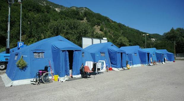 Pescara del Tronto, tendopoli chiusa Restano 610 i marchigiani in tenda