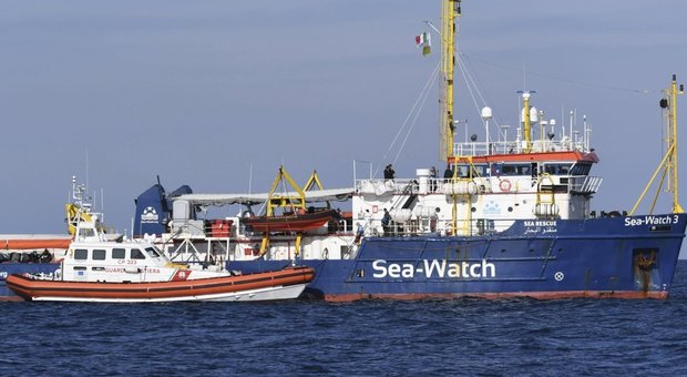 Sea Watch, tratto di mare chiuso. Dem a bordo: «Esposto contro detenzione illegale»